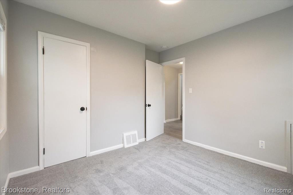 924 E Otis Avenue, Hazel Park, MI 48030 — Photo 15