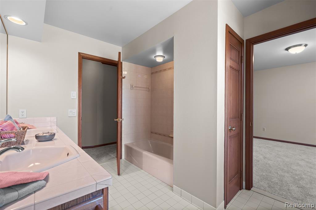 561 Valley Drive, Milford, MI 48381 — Photo 38