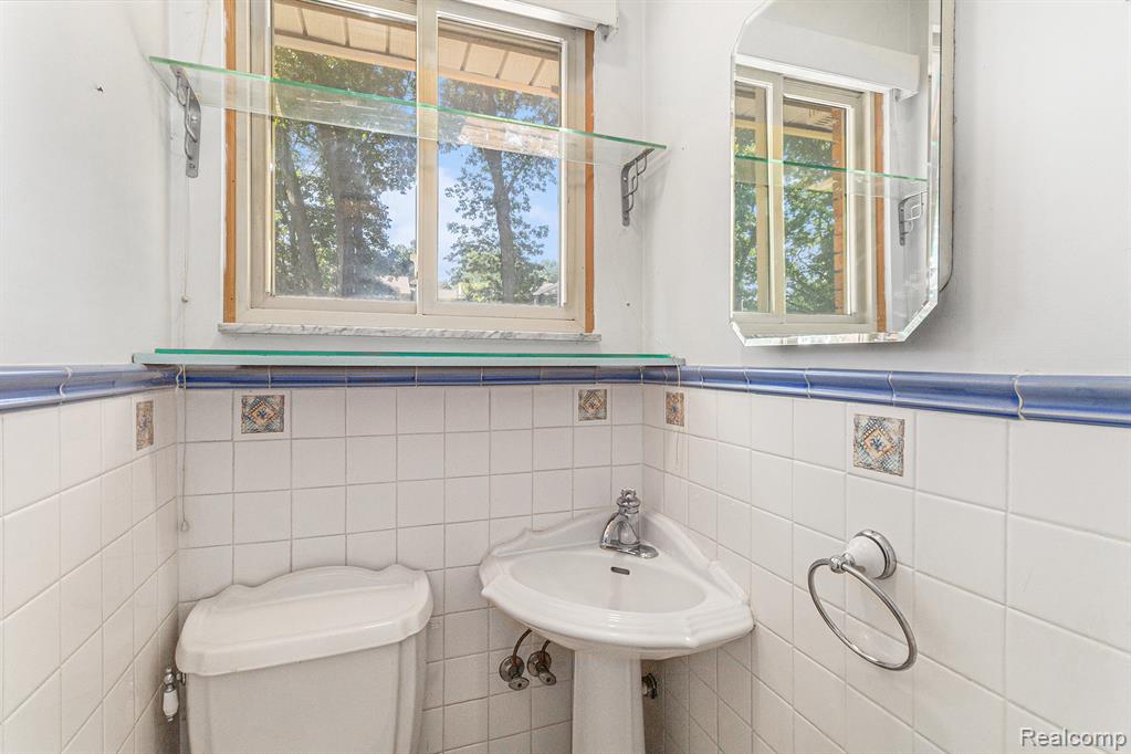 5559 Pleasant Drive, Waterford, MI 48329 — Photo 10