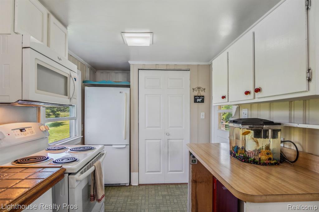 67640 W 8 MILE Road, South Lyon, MI 48178 — Photo 18