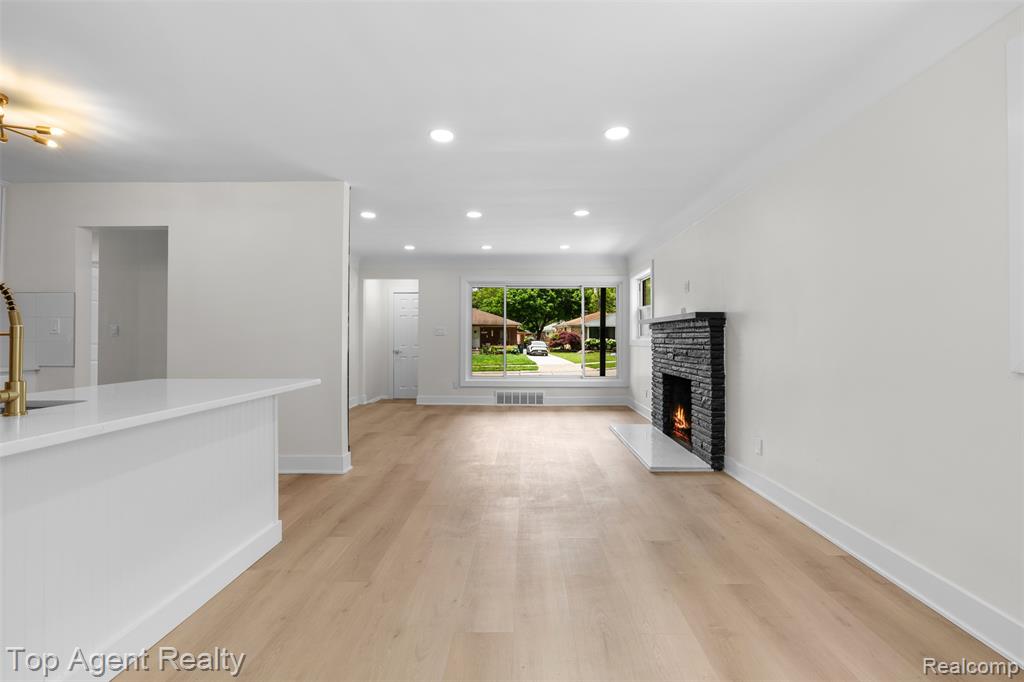 24300 Seneca Street, Oak Park, MI 48237 — Photo 14