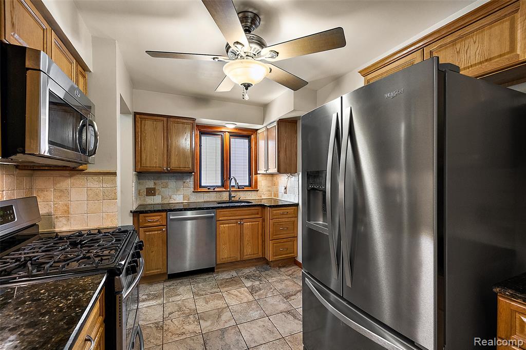 637 S Edgeworth Avenue, Royal Oak, MI 48067 — Photo 6