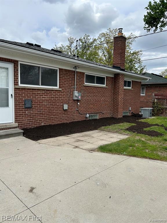 8865 Kenberton Drive, Oak Park, MI 48237 — Photo 3