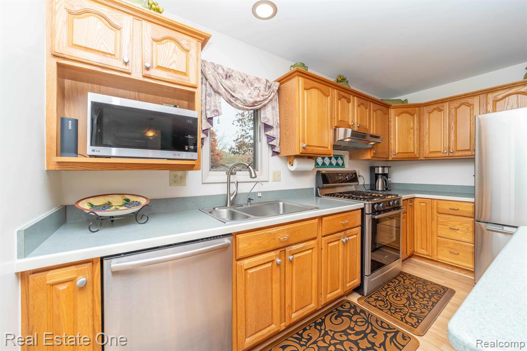 8260 ENGLEWOOD Drive, Clarkston, MI — Photo 26