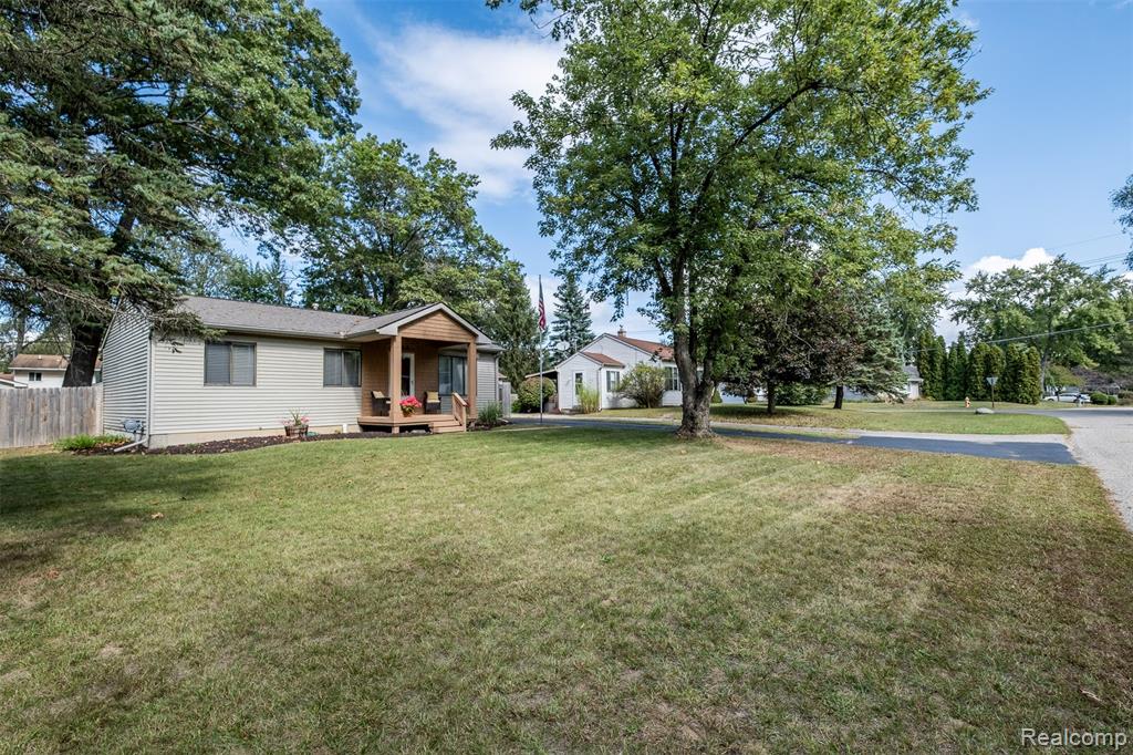 5720 Berkley Drive, Waterford, MI 48327 — Photo 2