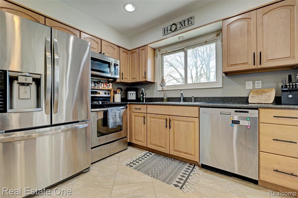 327 Coats Road, Lake Orion, MI 48362 — Photo 21