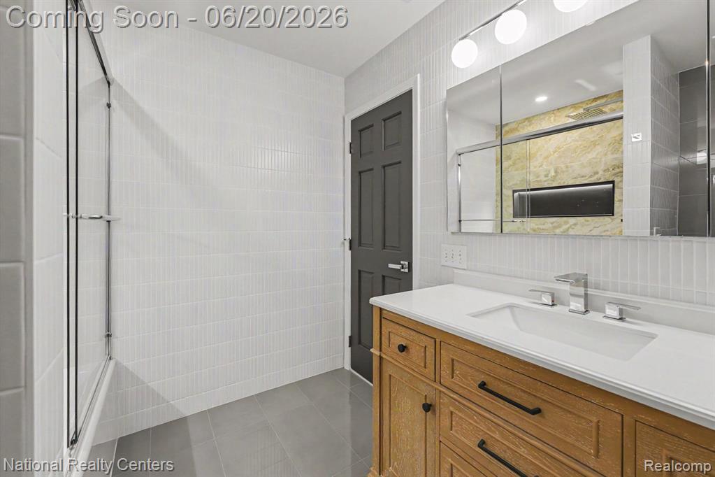 5076 Harbor Oak Drive, Waterford, MI 48329 — Photo 8