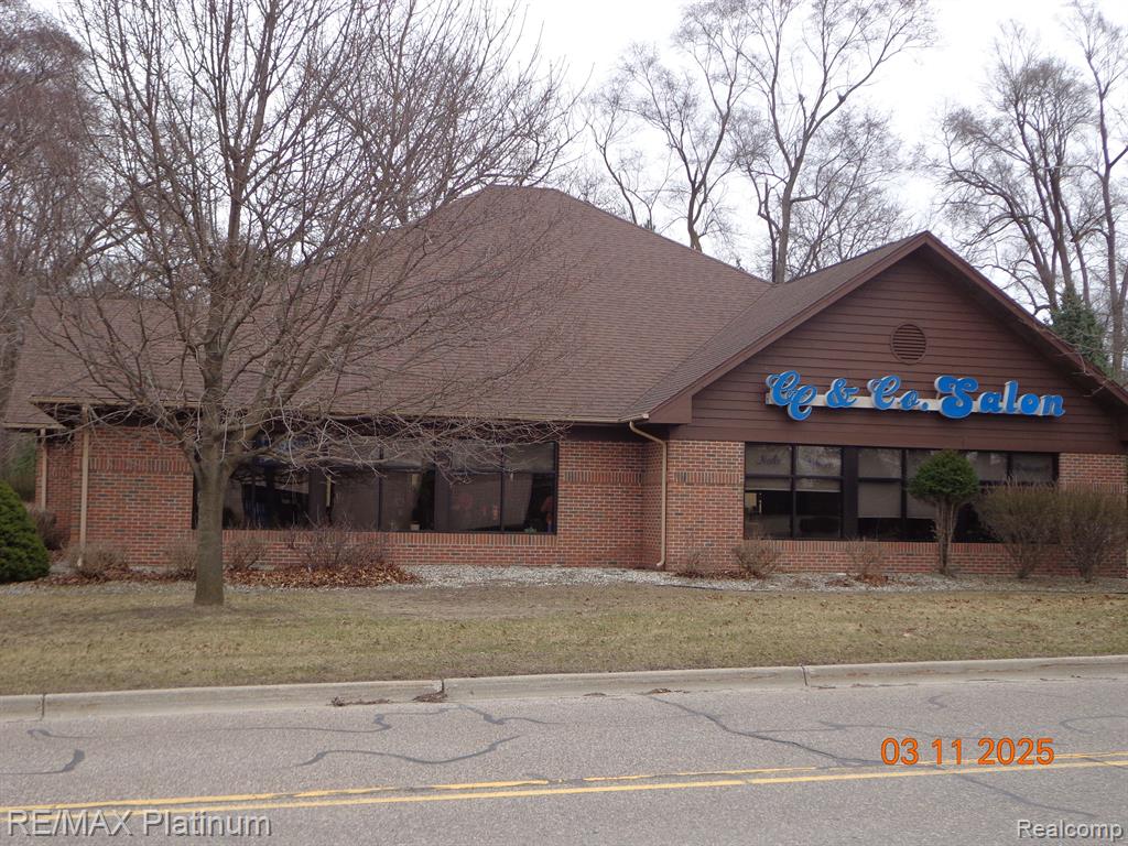 415 ROUNDS Drive, Fenton, MI 48430 — front exterior