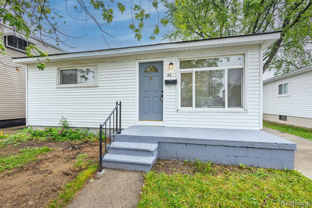 44 W Mahan Avenue, Hazel Park, MI 48030 — Photo 2