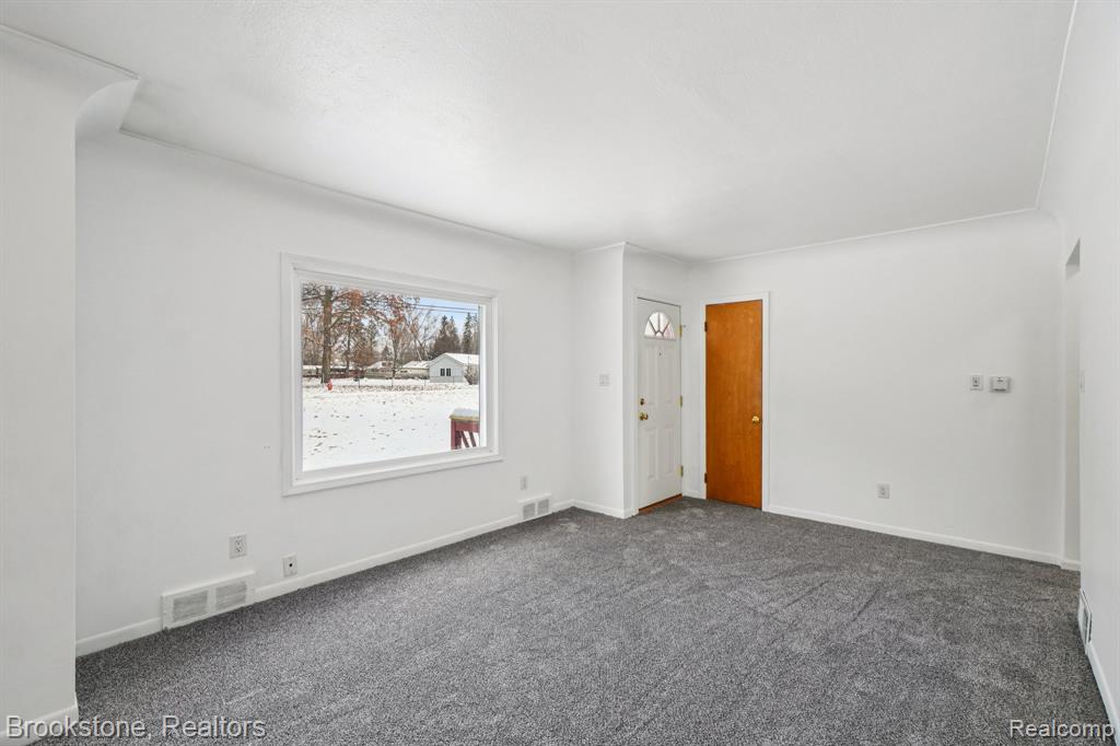 5729 Graves Street, Waterford, MI 48327 — Photo 4