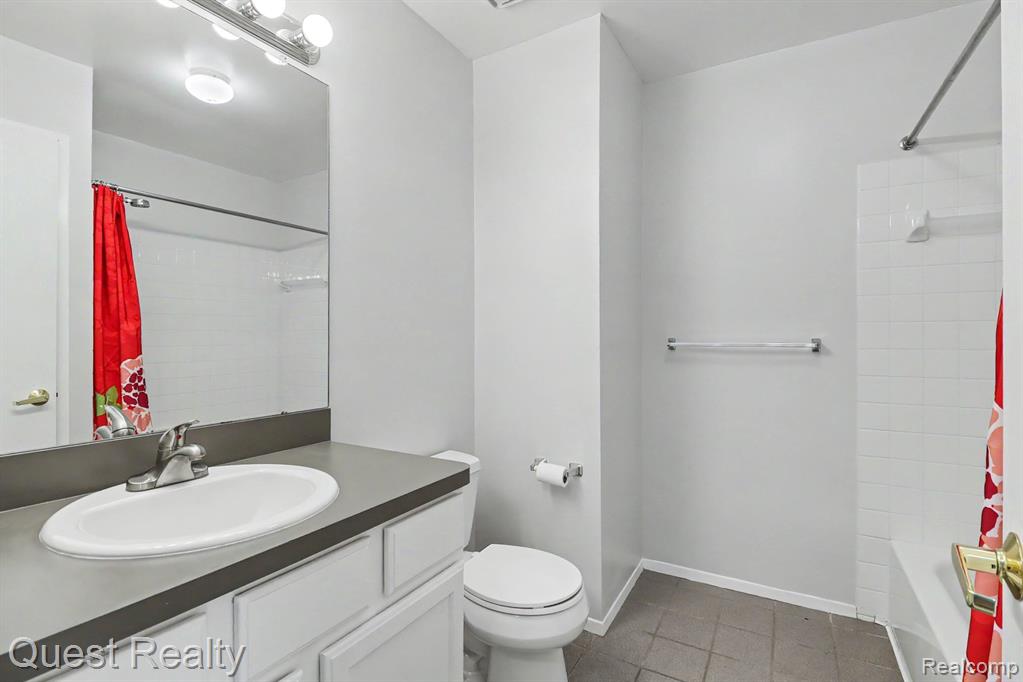 5673 Drake Hollow W Drive W, West Bloomfield, MI — Photo 22