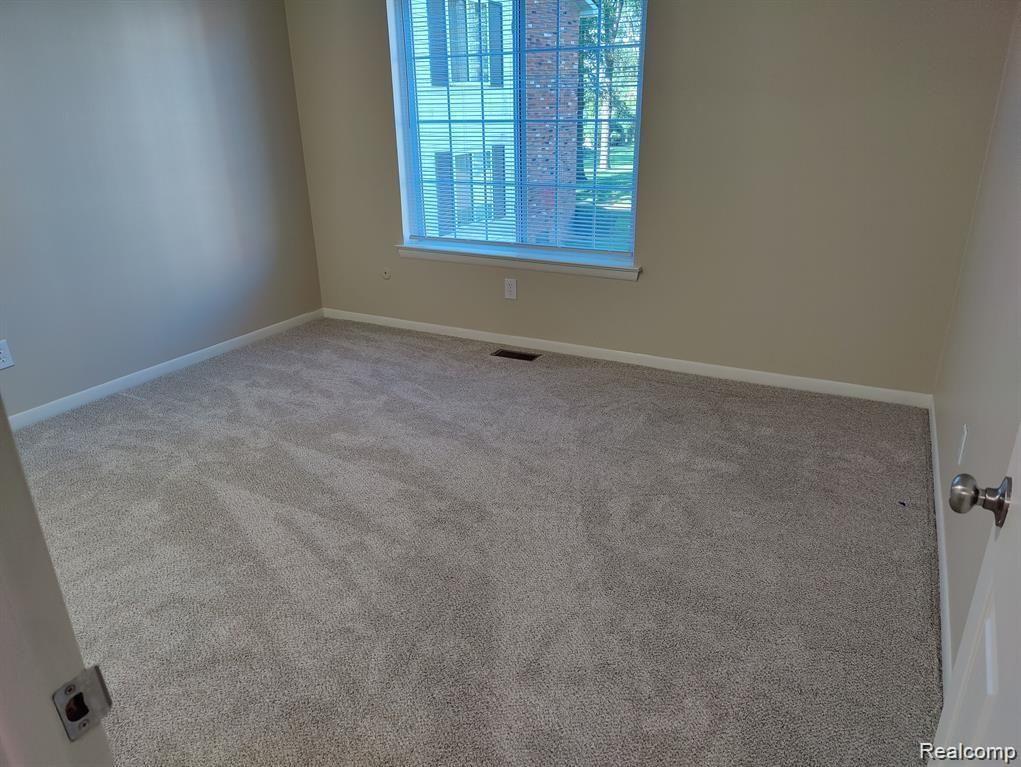 433 FOX HILLS Drive S, 3, Bloomfield Hills, MI 48304 — Photo 21