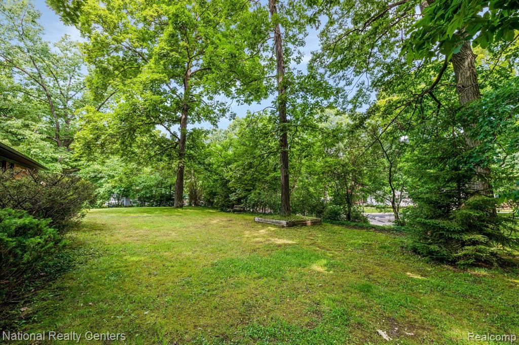 4211 WOODMONT Drive, Waterford, MI 48329 — Photo 29