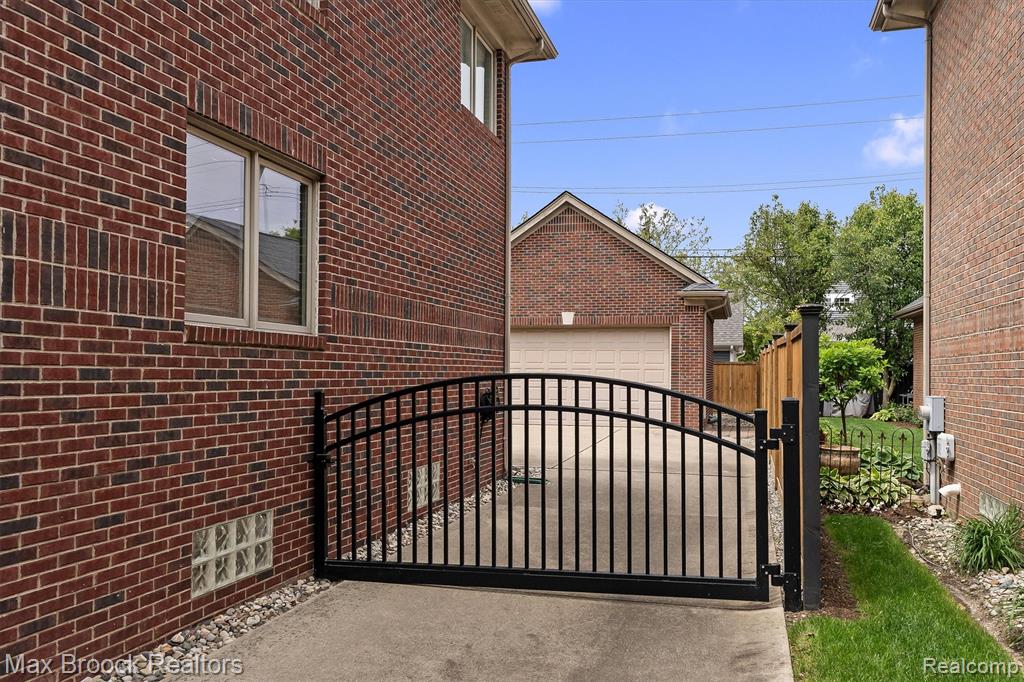 1045 Bennaville Avenue, Birmingham, MI 48009 — Photo 37