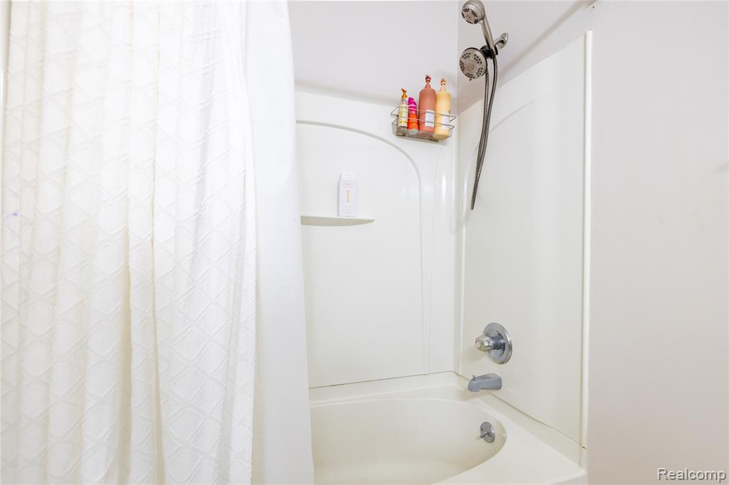 5300 Torrington Drive, 4, Monroe, MI 48161 — Photo 10