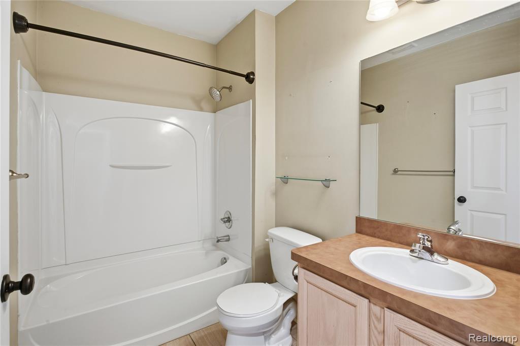 526 Red Oak Court, Walled Lake, MI 48390 — Photo 32