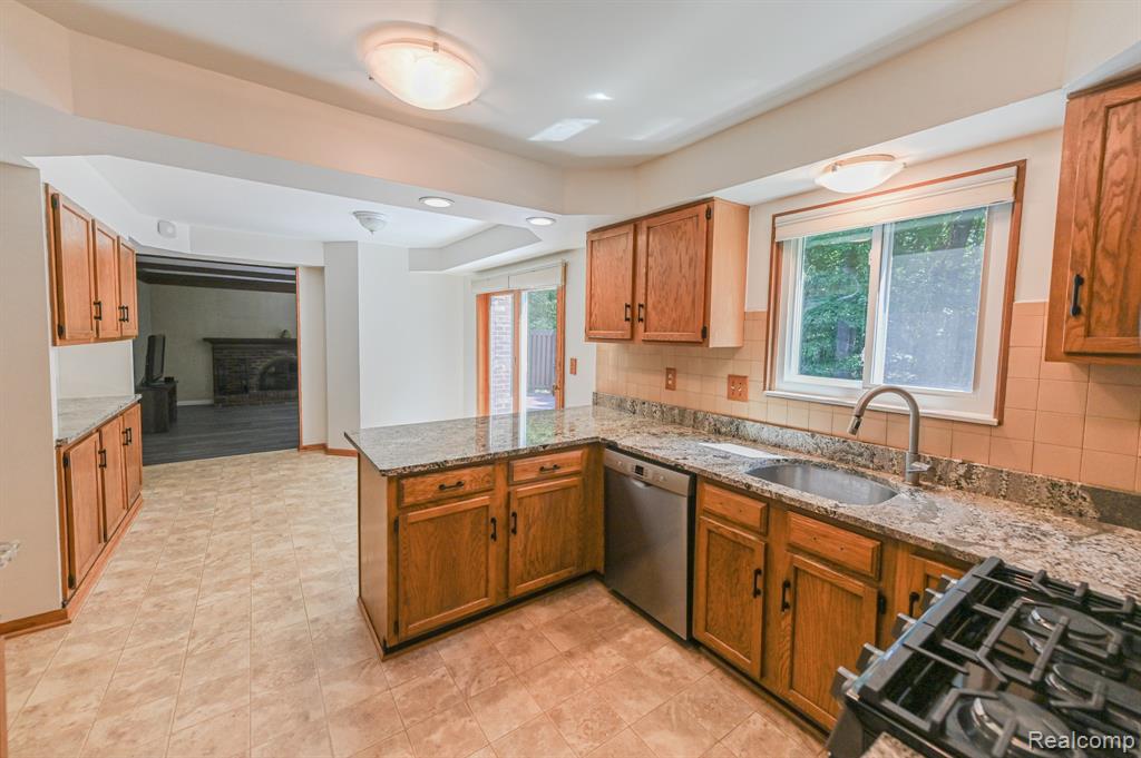 611 Ten Point Drive, Rochester Hills, MI 48309 — Photo 7