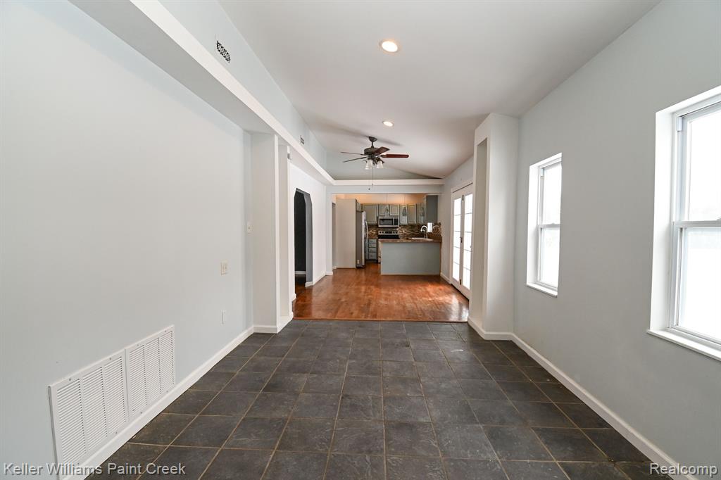 635 JOSLYN Road, Lake Orion, MI 48362 — Photo 12