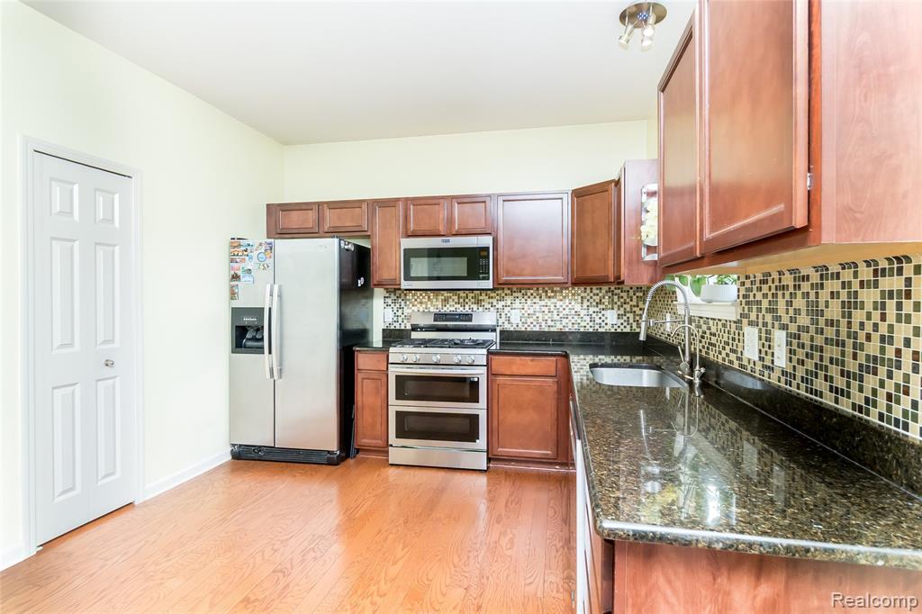 51224 Luke Lane, Novi, MI — Photo 12