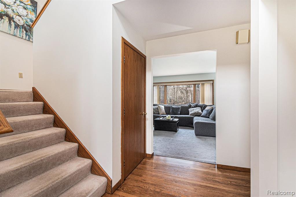 5102 FOXPOINT Circle, Midland, MI 48642 — Photo 4
