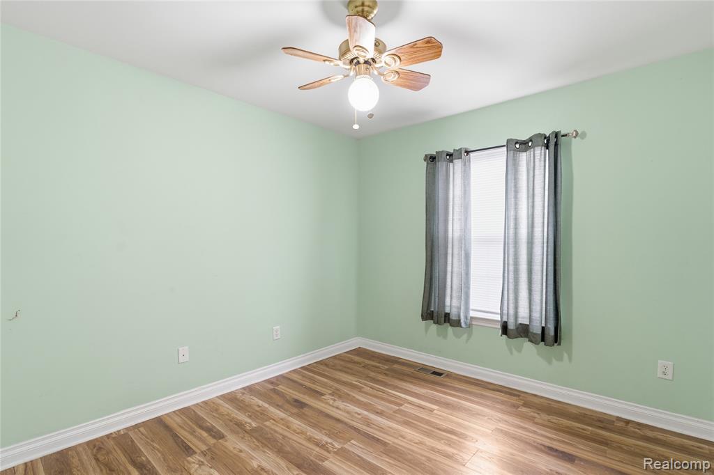 1130 Creekside Court, Burton, MI 48509 — Photo 16