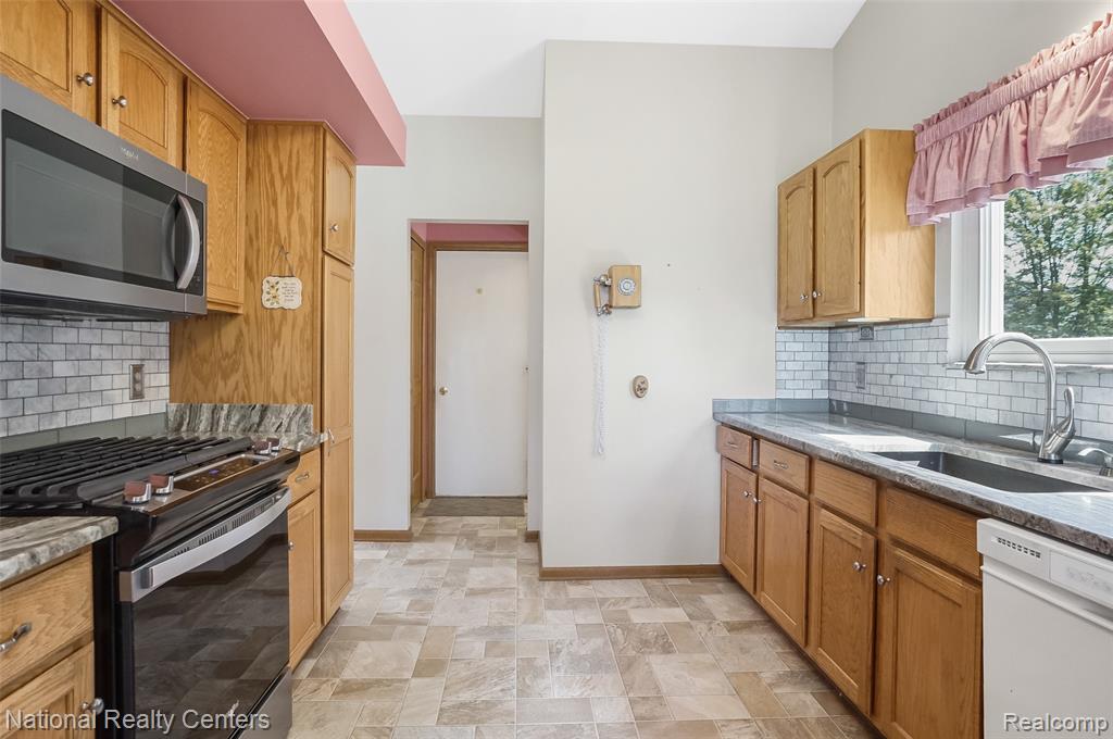 865 Challenging Trail, South Lyon, MI 48178 — Photo 4