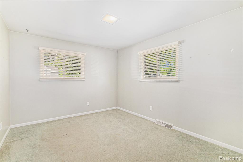 5559 Pleasant Drive, Waterford, MI 48329 — Photo 14