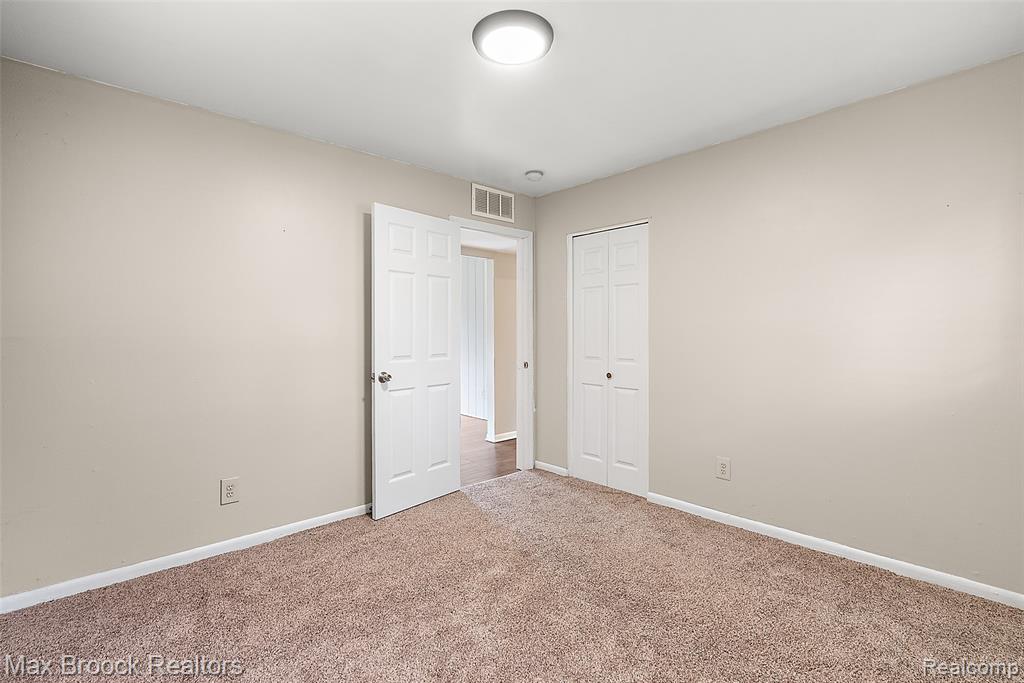 41 E Madge Avenue, Hazel Park, MI 48030 — Photo 9