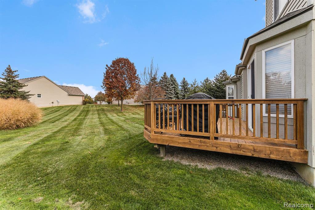 648 WOODHAVEN Drive, Commerce Twp, MI 48390 — Photo 28