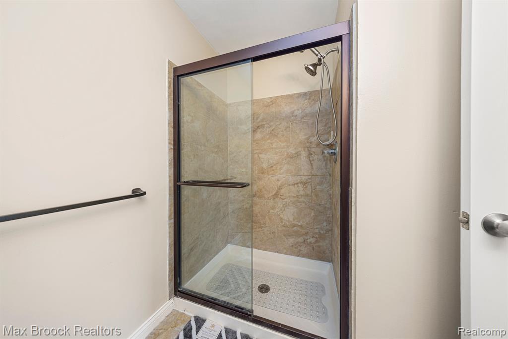 9203 FARMINGDALE Lane, Walled Lake, MI 48390 — Photo 23