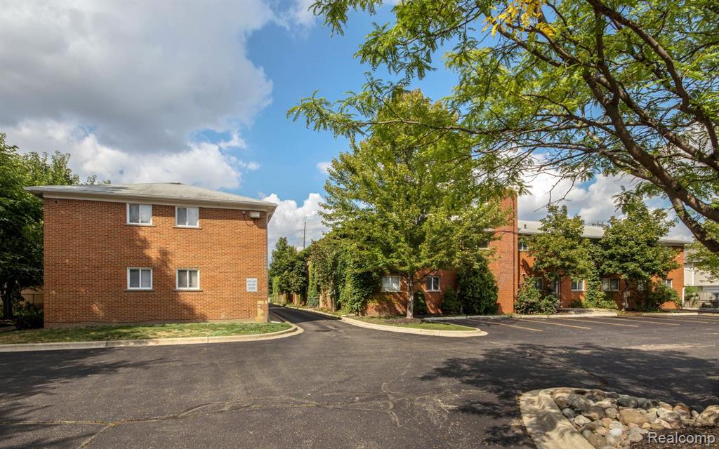 649 W Maple Road, Clawson, MI — Photo 15