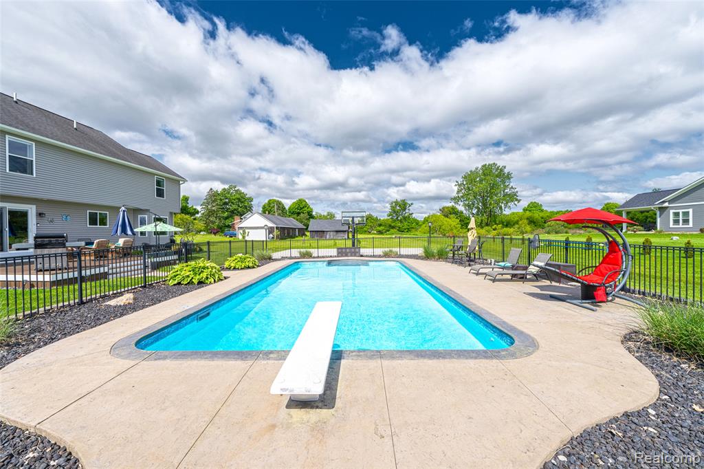 5015 LINDEMERE Drive, Fowlerville, MI 48836 — Photo 49