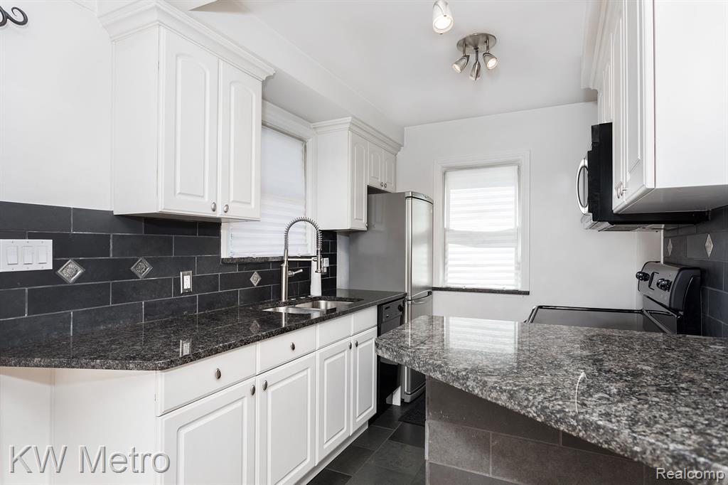 706 N REMBRANDT Avenue, Royal Oak, MI 48067 — Photo 13