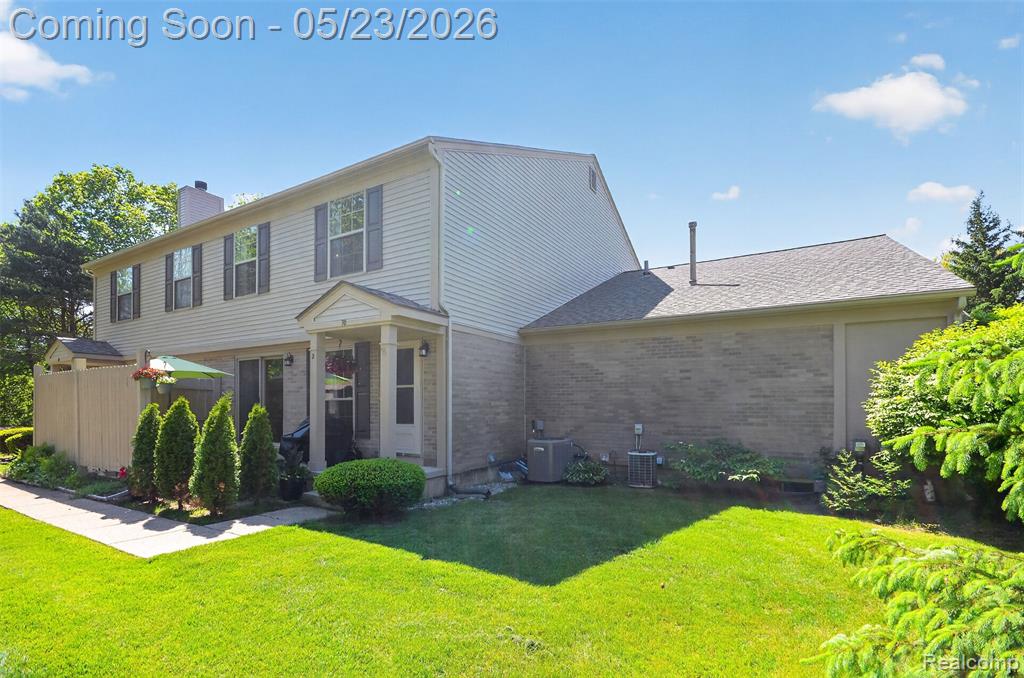 70 Pine Tree Ridge Drive, 2, Waterford, MI 48327 — front exterior