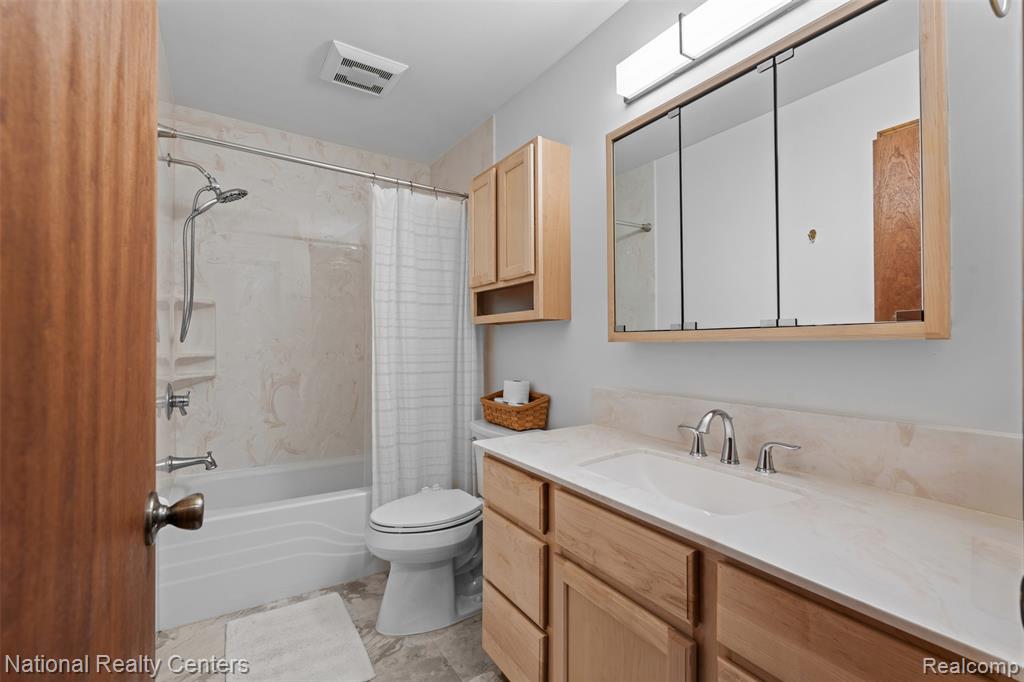 24320 Westpointe Street, Brownstown, MI 48183 — Photo 16