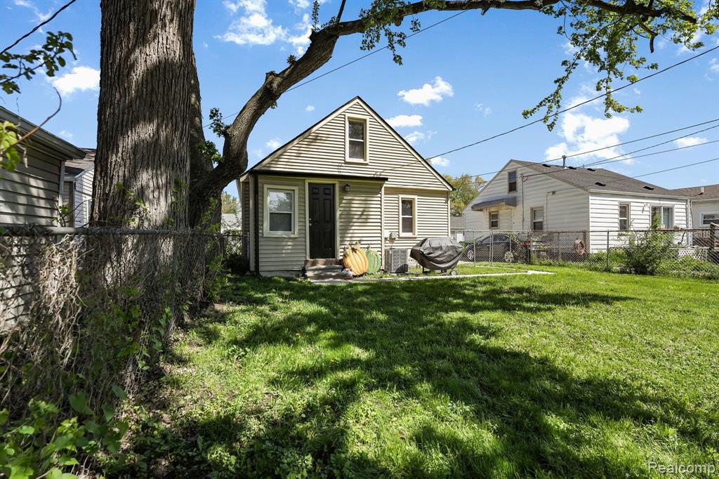 71 W DALLAS Avenue, Madison Heights, MI 48071 — Photo 22