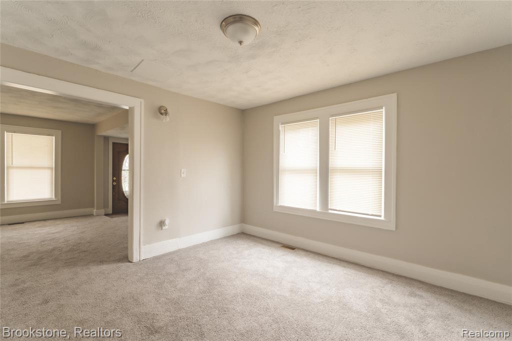 212 Sanderson Avenue, Pontiac, MI 48341 — Photo 8