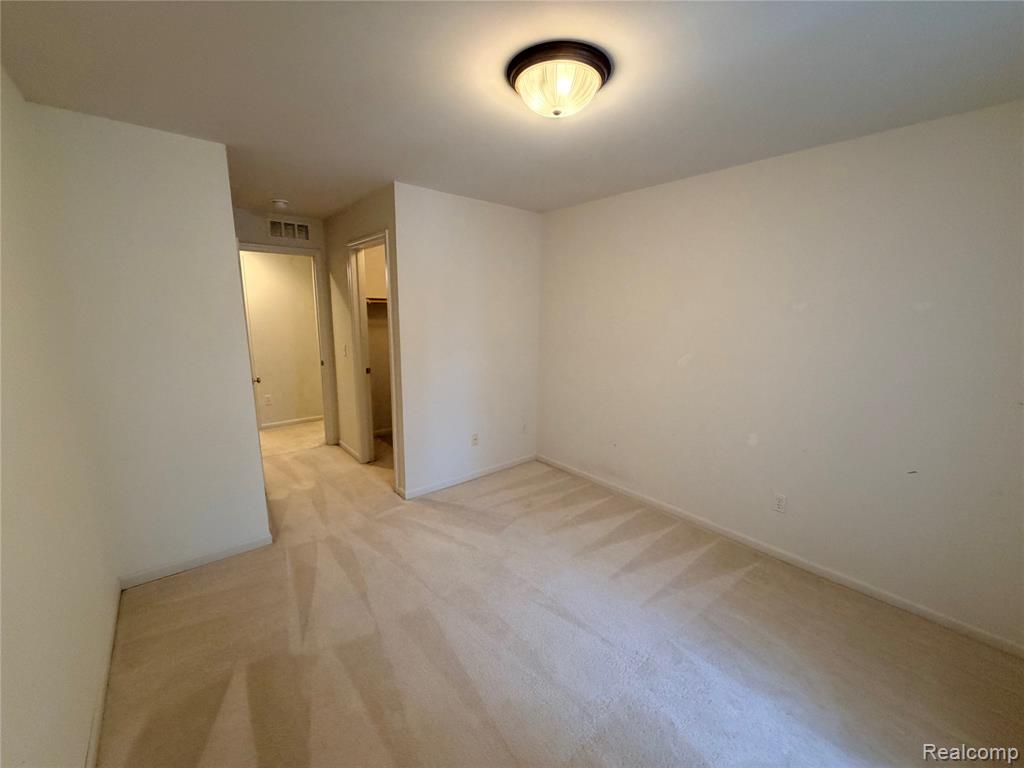 714 OLDE ENGLISH Circle, Unit 30, Howell, MI 48855 — Photo 11