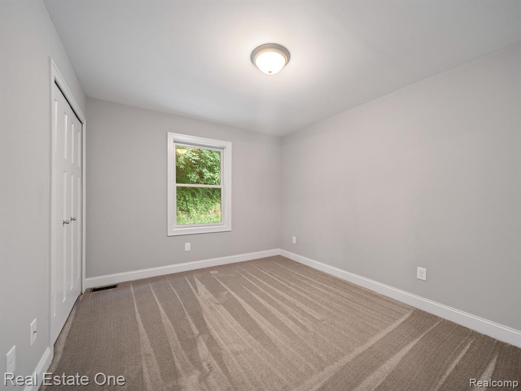 9687 SHELTERING OAKS Drive, Brighton, MI 48114 — Photo 19