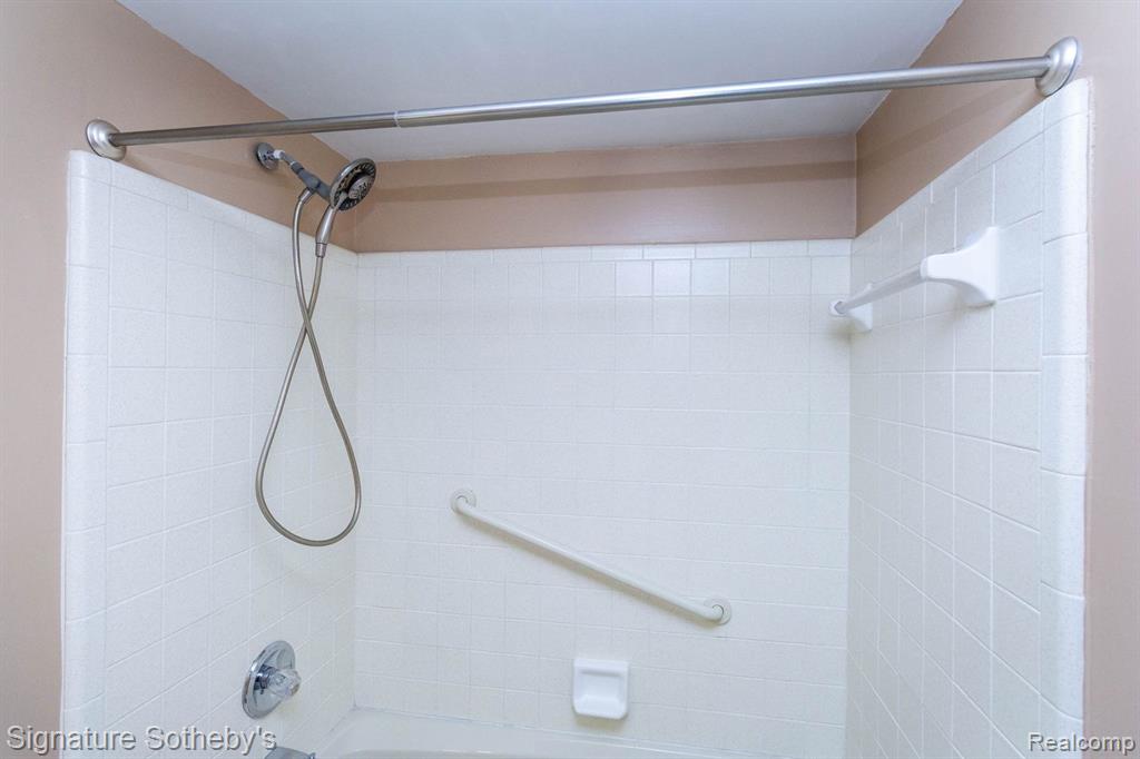 19710 W 13 Mile Road, 101, Beverly Hills, MI 48025 — Photo 30