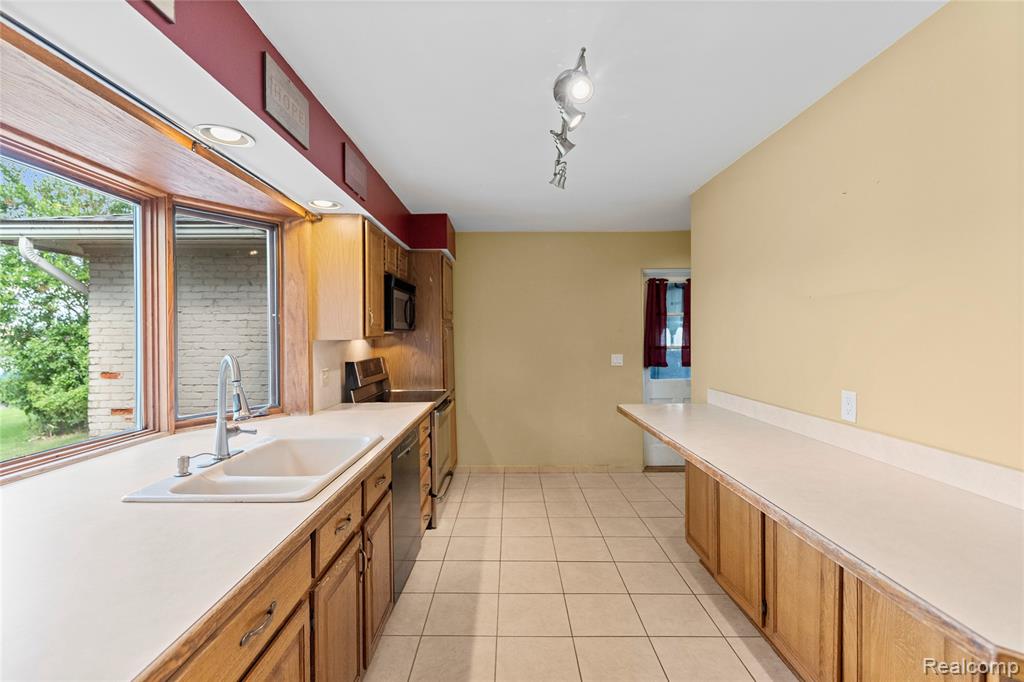 2354 Grove Park Road, Fenton, MI 48430 — Photo 4
