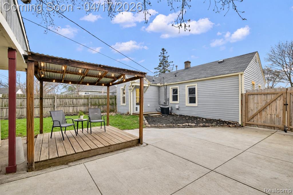 569 E Guthrie Avenue, Madison Heights, MI 48071 — Photo 21