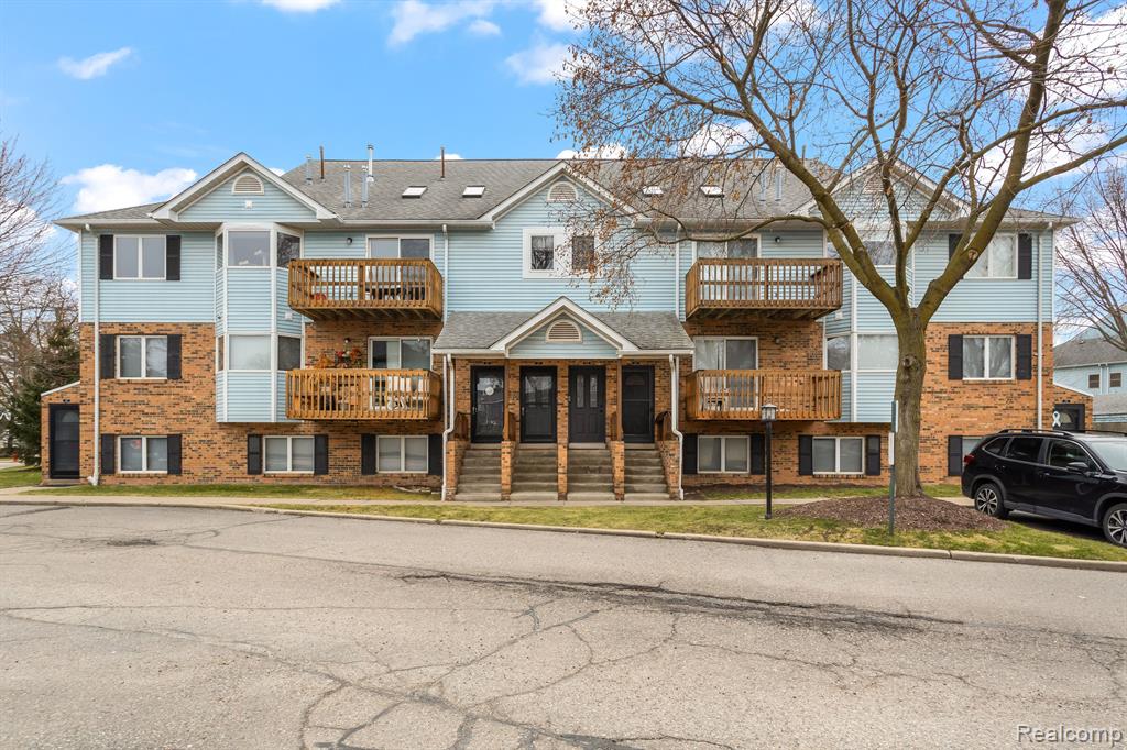 301 PINEWOOD Circle, Plymouth, MI 48170 — Photo 2