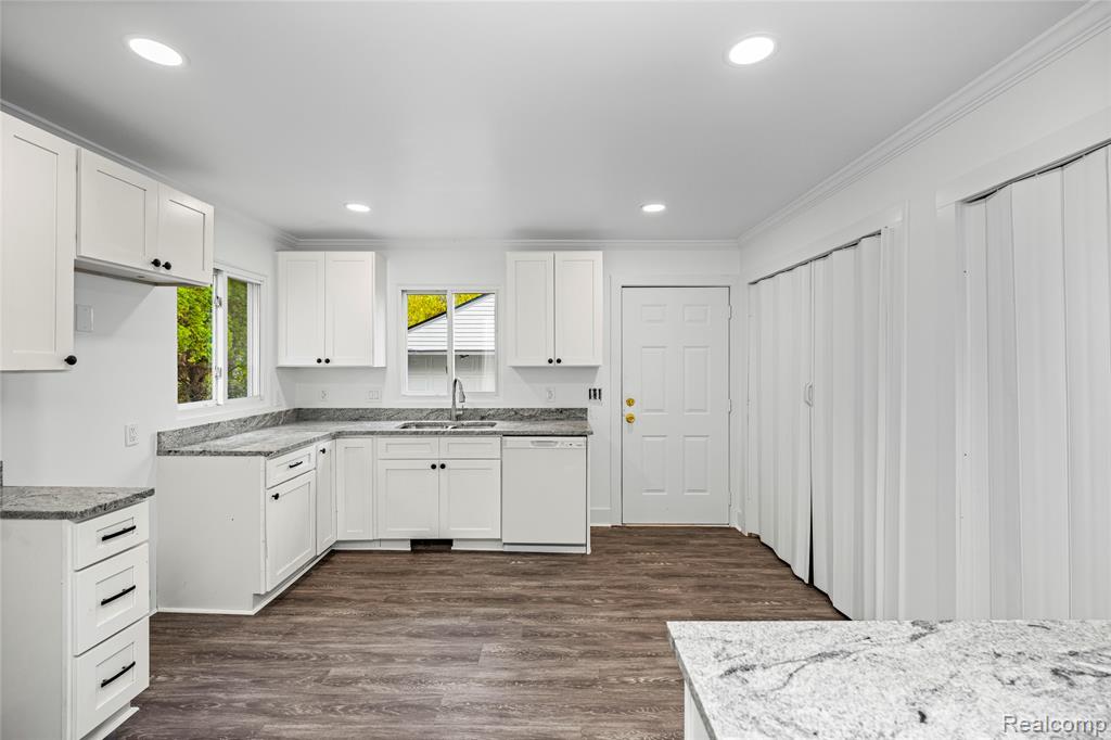 975 E Barrett Avenue, Madison Heights, MI 48071 — Photo 8