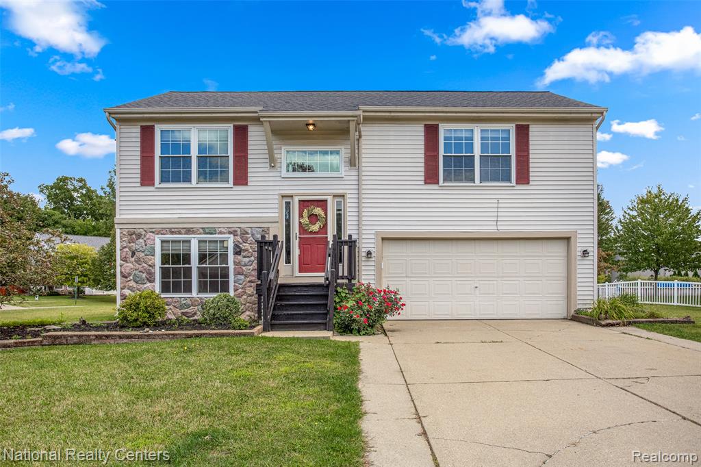 886 Millerway Drive, Fenton, MI 48430 — front exterior