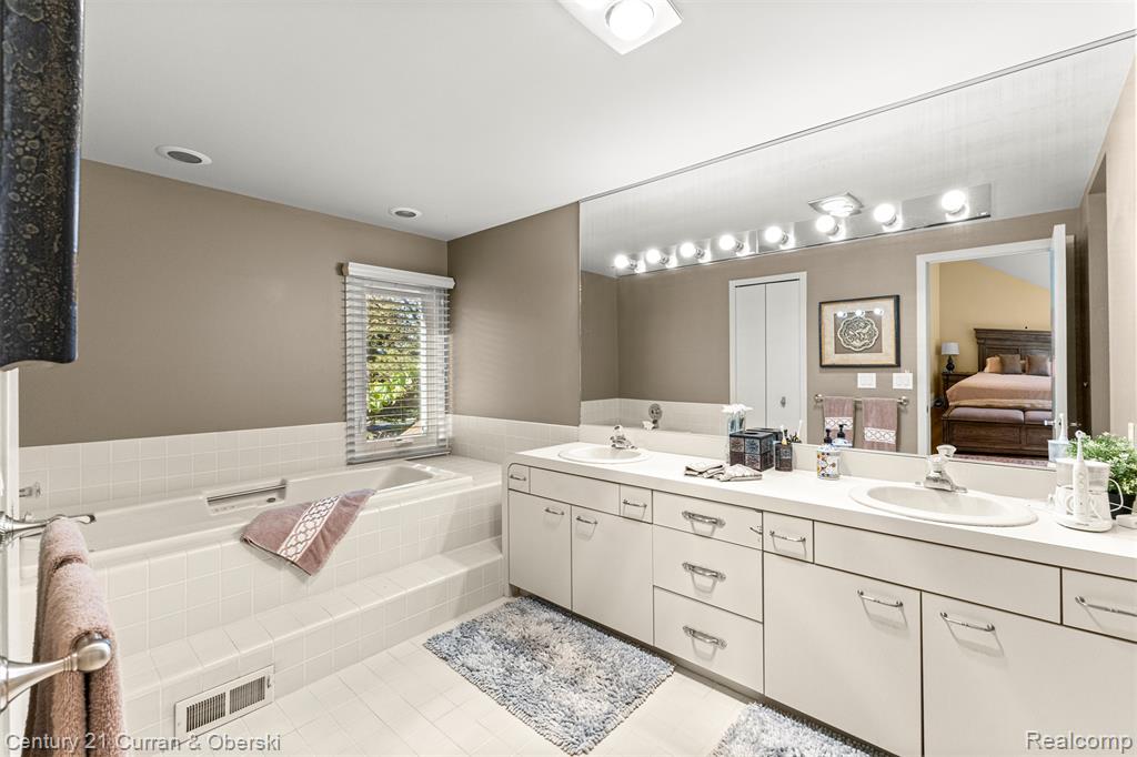 5084 Champlain Circle, West Bloomfield, MI 48323 — Photo 27