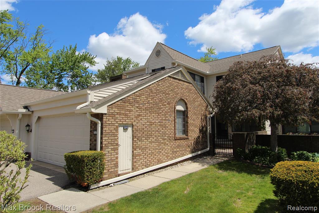 7139 Creeks Crossing, West Bloomfield, MI — front exterior
