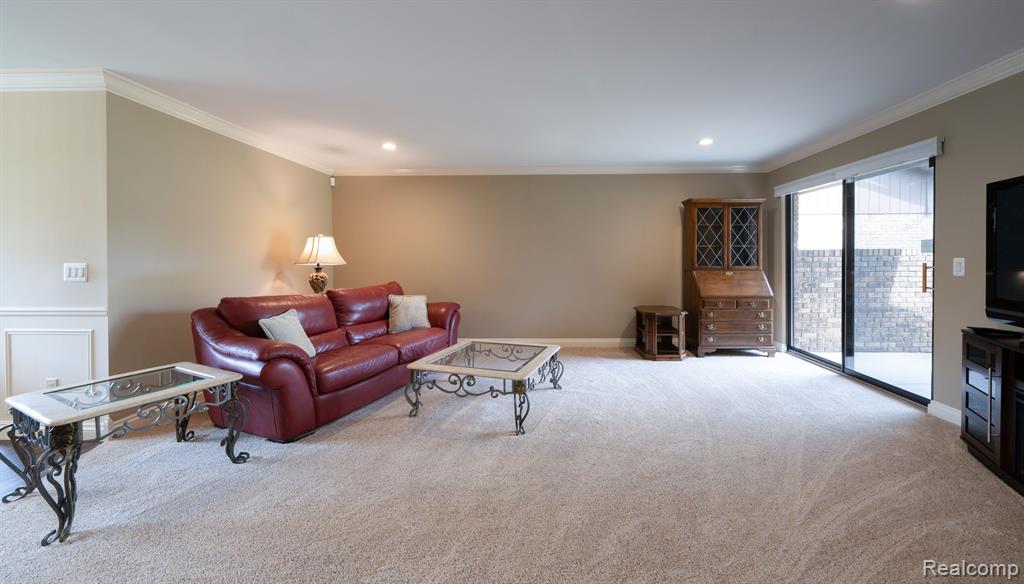 718 COUNTRY CLUB Drive, Saint Clair Shores, MI 48082 — Photo 8