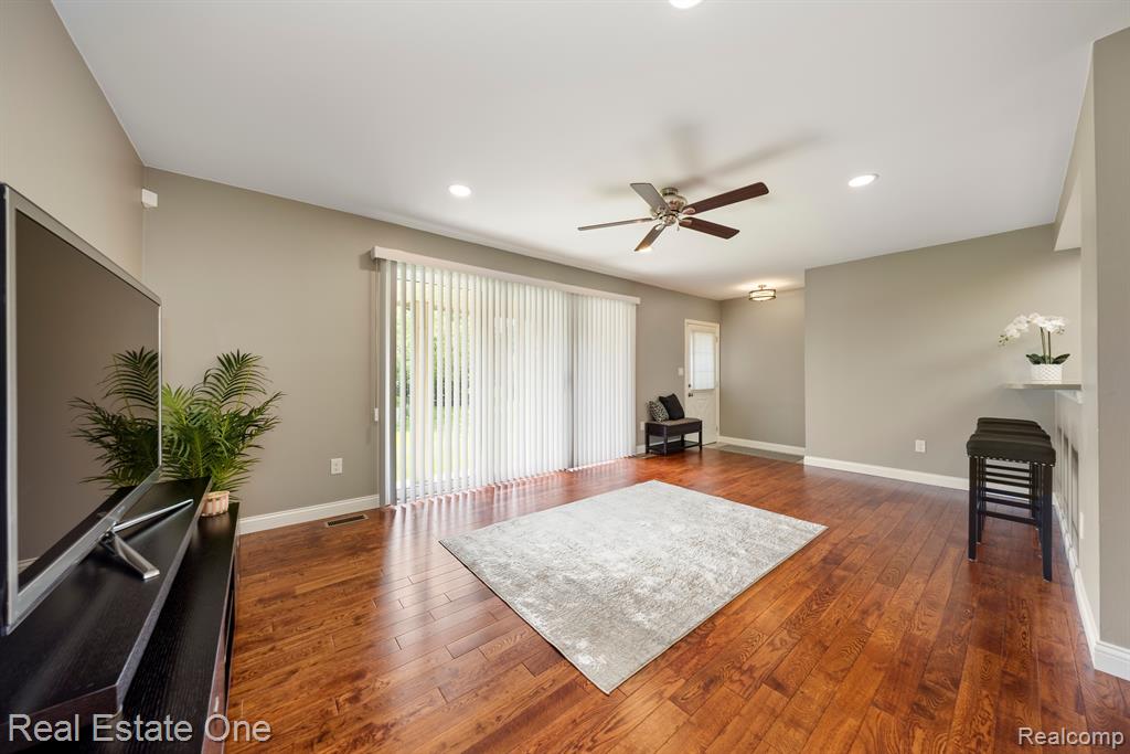 49139 FREEDOM Court, 4, Shelby Twp, MI 48315 — Photo 8