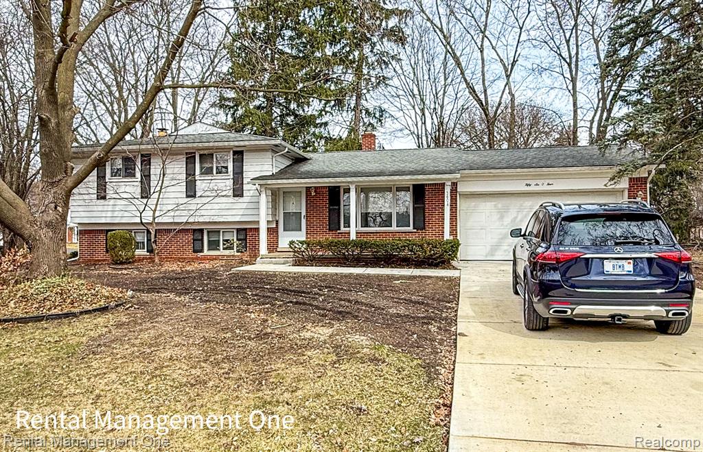 5604 HAYMEADOW Drive, West Bloomfield, MI — front exterior